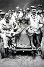 Luigi Arcangeli con Nuvolari e Enzo Ferrari