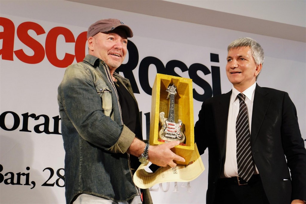 Vasco Rossi e Vendola nel corso della cerimonia