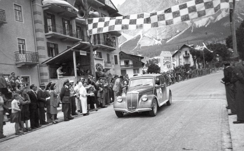 Giannino Marzotto taglia il traguardo alla Coppa d'Oro delle Dolomiti del 1948  vincendo la sua classe con la Lancia Aprilia_G - DOL 48 g 2