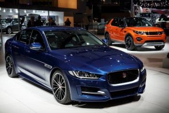 Jaguar XE e Discovery Sport_Paris Motorshow