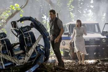 Chris Pratt e Bryce Dallas Howard davanti alla Classe G sul set di Jurassic World.